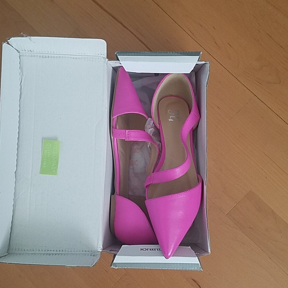 Journee Collection NWOT fuchsia pointed flats